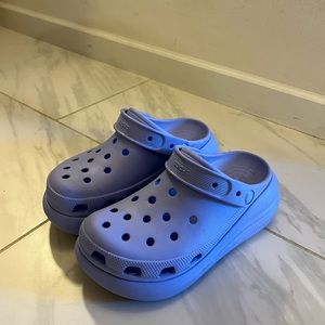 Crocs platform clogs (periwinkle/lavender)